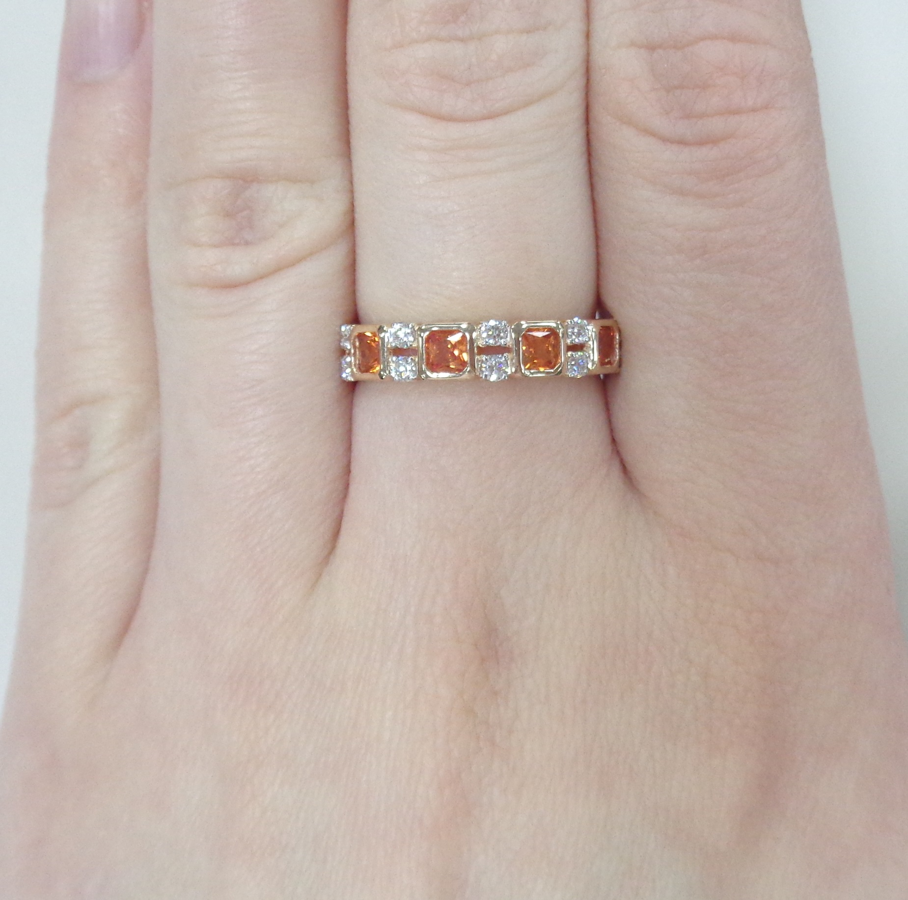 Кольцо из золота с оранжевыми сапфирами